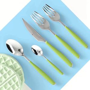 Cubiertos Hechos a Mano con Mango Verde y Cabeza Plateada, Perfectos para Comidas Familiares Informales, Cocinas Caseras y Uso Diario, Venta al por Mayor desde India - Product Image 3