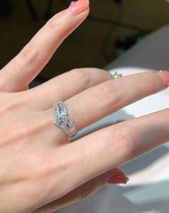 แหวนเงินแท้ S925 ชุบทอง ดีไซน์ทันสมัย ทรงเจ้าหญิง สี่เหลี่ยมผืนผ้า รูปตัววี ประดับมอสซาไนต์ทรงเหลี่ยมมรกต รับรองโดย GRA ระยิบระยับดุจแม่น้ำดวงดาว - Product Image 4