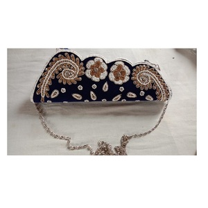 Top vente doré blanc Floral perlé indien artisanal pochette femmes et filles sac à main de fête disponible à la vente - Product Image 4