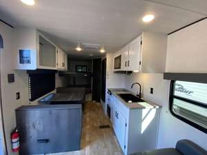 Autocaravana Keystone RV H-i-d-e-e-u-t S-p-o-r-t 240BH 2024 usada, lista para vender - Product Image 4