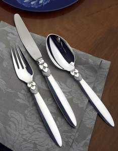 Ensemble de couverts en acier inoxydable élégant et fonctionnel avec manche fait main, parfait pour les restaurants, les hôtels et les mariages - Product Image 1