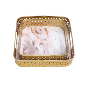 Bandeja de metal moderna para servir y exhibir Plato de metal elegante perfecto para ocasiones formales y casuales - Product Image 2