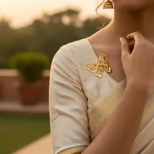 Colgante y Dije Fino para Mujer, Chapado en Oro, Diseño de Mariposa, Regalo para Ella - Product Image 1