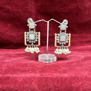 ต่างหูทองเหลืองสองสีสวยงาม ประดับด้วยพลอยโมนาลิซ่าหลากสี เหมาะสำหรับใส่ลำลองและในชีวิตประจำวัน ให้ลุคแบบทองและเงิน - Product Image 6