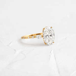 Anillo de Compromiso de Plata 925 con Moissanita de Corte Ovalado y Múltiples Piedras, Diseño Elegante de Múltiples Elementos para Futura Novia - Product Image 1