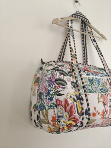 Nuevo bolso de lona acolchado hecho a mano Floral Patchwork Boho Weekender bolsa de viaje con encanto Vintage y toque artesanal informal - Product Image 2