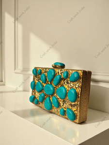 Bolso de Mano Tipo Clutch de Latón con Piedras Preciosas de Turquesa Hechas a Mano, con Cabujones Azules Naturales, Marco de Metal Martillado y Diseño de Carcasa Rígida - Product Image 2
