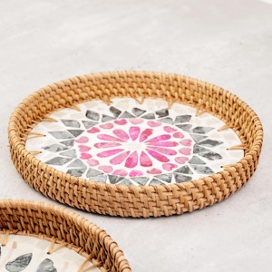 Plateau de service rond en rotin tressé et coquillages pour la célébration hivernale – Élégant plateau de thé pour la décoration intérieure et l'usage quotidien - Product Image 3
