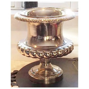 Vase décoratif vintage de style américain en aluminium martelé, collection de qualité, urne à fleurs pour table, finition argentée - Product Image 4