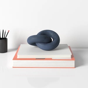 Sculpture d'objet de table en métal fleuri, finition dorée, accent décoratif pour une décoration élégante et moderne de la maison et du bureau, en provenance d'Inde - Product Image 4