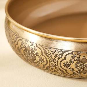 Tazón redondo de metal dorado Acabado pulido Premium Perfecto para mesa de comedor y decoración del hogar - Product Image 2