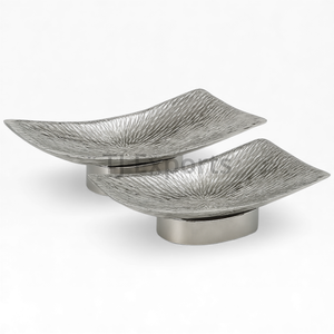 Serviteurs à chocolat ovales martelés avec des pieds incurvés artistiques conçus pour la présentation contemporaine de buffets de desserts - Product Image 2