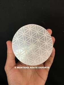 แผ่นหินเซเลไนต์ทรงกลมแกะสลักสวยงาม75-80มม. เทคนิคการแกะสลักสลักเมตาตรอนนำโชคฮวงจุ้ยแผ่นชาร์จสไตล์ - Product Image 4