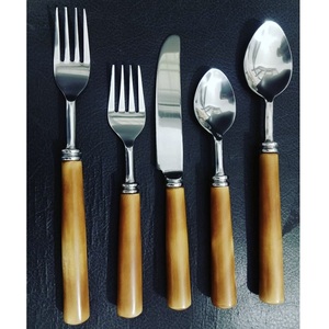 Ensemble de couverts en acier inoxydable de style américain avec manche en bois Ensemble de vaisselle personnalisé Ustensiles 5 pièces Ensemble de couverts Vaisselle - Product Image 1