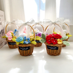 Panier de fleurs tricoté à la main transfrontalier avec roses artificielles, lys et gypsophile pour la fête des enseignants/la fête des mères - Product Image 3