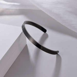 थोक अनुकूलित उत्कीर्ण अक्षर नाम पुरुषों के ट्रेंडी स्टेनलेस स्टील सोने की प्लेटेड क्यूफ फैशन गहने कंगन और चूड़ियां - Product Image 3