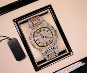 Reloj de Lujo con Moissanita Verde VVS en Corte Baguette, Hecho a Mano, Completamente Engastado, Estilo Hip Hop, Movimiento Automático de Cuarzo, Deportivo/Moderno - Product Image 4