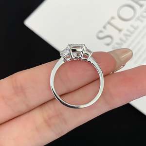 Bague à trois pierres en diamant de laboratoire certifié IGI 2,50 carats avec côtés taille princesse (D-E-F VVSVS) - Product Image 2