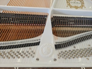 Piano de cola Yamaha de lujo con cristales transparentes para decoración de escenarios de bodas, vestíbulos de hoteles y salas de conciertos - Product Image 2