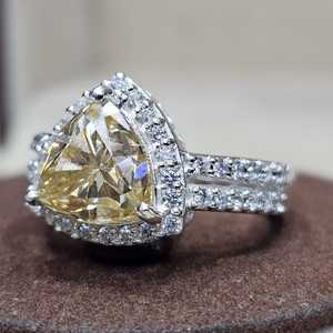 แหวนหมั้นเพชรโมอิสซาไนต์แท้ รับรองโดย GRA ระดับ VVSD ทรงทริลเลียน สีเหลือง ตัวเรือนเงินแท้ 925 ชุบทองคำขาว - Product Image 2