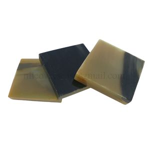 Petits blocs de corne de buffle polis et sculptés fabriqués à la main avec des motifs de style nautique et animal pour une utilisation décorative - Product Image 1