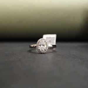 Impresionante Anillo de Compromiso de Moissanita con Corte Ovalado y Certificación IGI, Engaste Pavé en Plata de Ley 925 para Toda Ocasión - Product Image 2