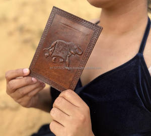 Nouveaux porte-passeports sécurisés en cuir marron gaufré véritable usiné à la main Boho étuis à passeport de voyage en cuir Vintage traditionnel - Product Image 3