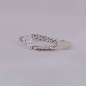 Anillo de compromiso con corte trillón y tallo dividido de un solo lado, con diamante pequeño cultivado en laboratorio, oro macizo de 18 quilates, certificado IGI, engaste pavé 0.5-0.75 - Product Image 2