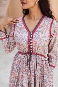 Robe midi bohème Venus, fabriquée à la main, en coton pur, imprimée à la main, à motifs floraux, décontractée, occasionnelle, beige rose, mode éthique - Product Image 4