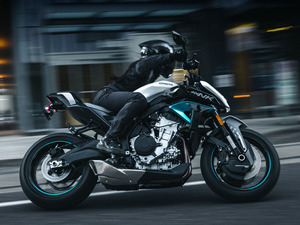 Pour moto sportive 678R noire et argentée avec accents bleus, design haute performance >80 km/h 1001-2000W - Product Image 3
