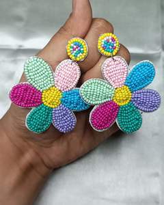Juego de Aretes Colgantes con Flores de Cuentas Surtidas en Rosa, Azul y Amarillo, Joyería de Cuentas Tejidas, Proveedor Mayorista de Accesorios de Moda - Product Image 2