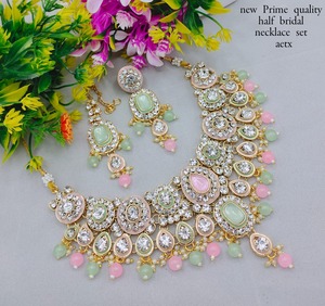 Ensemble de collier ras du cou indien de luxe Kundan avec boucles d'oreilles en perles plaqué or Maang Tikka pour les mariages, les fiançailles, les fêtes, style classique - Product Image 1