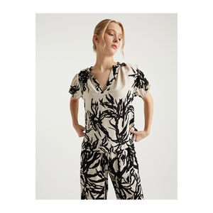 เสื้อถักผู้หญิง BGN วิสโคส คอวีพิมพ์ลาย แต่งระบาย รุ่น S23B337 - Product Image 4