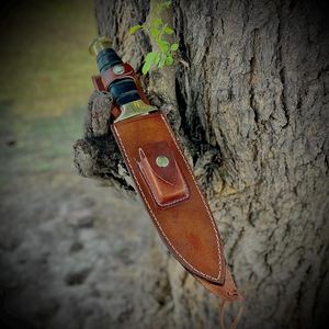 Couteau de camping artisanal en acier à haute teneur en carbone 1095, lame partiellement dentelée, manche en cuir noir empilé, multifonction, durable - Product Image 6
