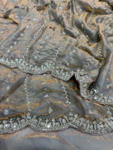 Sari en soie gris de créateur, vêtements de fête exclusifs pour mariage, dernier modèle, chemisier ethnique fantaisie, vêtements de fête pour femmes et filles, best-seller - Product Image 2