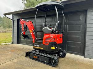 ENVÍO GRATUITO Miniexcavadora TPM 18K de 15 HP con cucharón de excavación de 16 pulgadas, controles piloto, brazo oscilante, aprobación EPA y CE, pulgar hidráulico auxiliar - Product Image 2