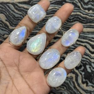 แหวนเงินชุบสไตล์โบฮีเมียนประดับมูนสโตนสีรุ้ง ดีไซน์ทองเหลือง แฟชั่นอินเทรนด์ ขายดี ประดับด้วยพลอยธรรมชาติ - Product Image 2