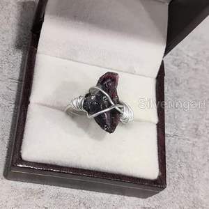 Bague pour femme en argent sterling 925, pierre précieuse grenat naturel, pierre de naissance de janvier, bande en fil, cadeau de la Saint-Valentin, bijoux faits à la main - Product Image 5