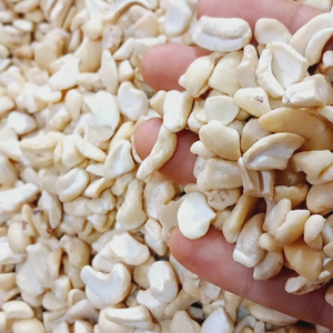 ขายส่งเม็ดมะม่วงหิมพานต์ราคาถูก คั่วบดละเอียด ยี่ห้อซานติโก ขนาด WS LP SP  พร้อมบริการตัดแต่งขนาดตามสั่ง - Product Image 1