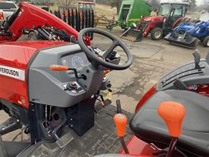 Tracteur à roues d'occasion MASSEY FERGUSON 2860M 2024, 55 CV, avec moteur, pompe à engrenages, boîte de vitesses et roulement pour vidéo - Product Image 5