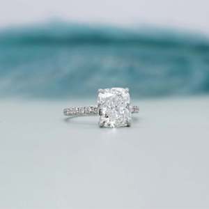 Anillo de Compromiso Certificado por IGI con Halo Oculto, Corte Cojín y Banda Pavé con Diamantes - Product Image 2