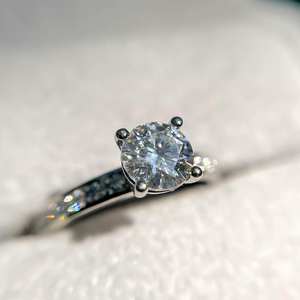 Anillo de compromiso Moissanite de corte redondo de 6,5mm | Solitario con banda pavimentada | Joyería fina de Boda nupcial de oro y plata OEM - Product Image 4