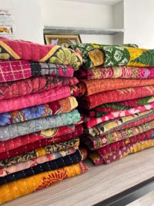 Venta al por mayor lote de edredones Kantha hechos a mano tribales indios, edredones Kantha de algodón 85x55 ''colcha Reversible hogar colcha Navidad - Product Image 3