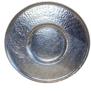 Plateau de service rond en aluminium martelé, motif en relief de tulipe, décoration d'intérieur du milieu du siècle, plat en métal forgé à la main, objet de collection - Product Image 1