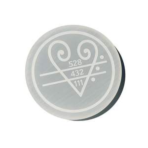 Placa de Carga Redonda Pulida de Selenita con Números de Ángel 528-432-111 Grabados, Cristal Blanco Natural para Meditación, Decoración Portátil - Product Image 1