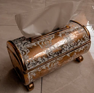 Boîte à mouchoirs carrée en métal, crème et or, fortement embossée. Disponible aux prix de gros à la fin. - Product Image 2