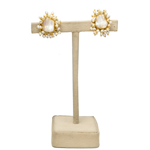 Todos los pequeños pendientes de tuerca de oro de latón con perla de agua dulce blanca declaración Vintage de forma desigual para mujeres para bodas - Product Image 3