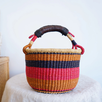 Panier bolga africain écologique fait à la main avec poignée en cuir pour une organisation élégante de la maison et des sorties de marché