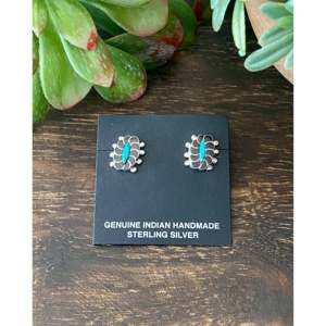 Pendientes Zuni Hechos a Mano con Incrustaciones de Turquesa Multicolor y Plata de Ley con Diseño Floral - Product Image 1