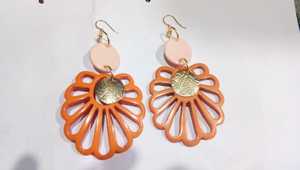 Pendientes de tuerca de resina de calidad Premium más vendidos, elegantes accesorios de diseñador hechos a mano para bodas, uso doméstico - Product Image 2